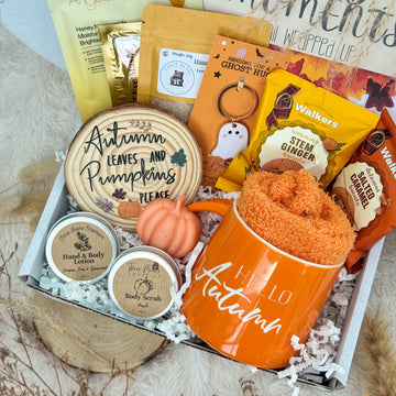 Autumn-themed gift box with items like a mug, keychain, and body scrub.