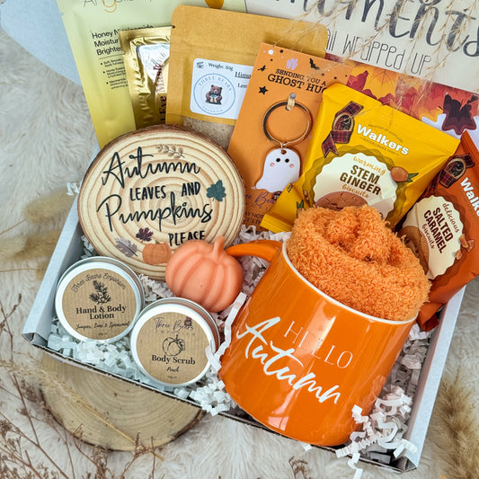 Autumn-themed gift box with items like a mug, keychain, and body scrub.